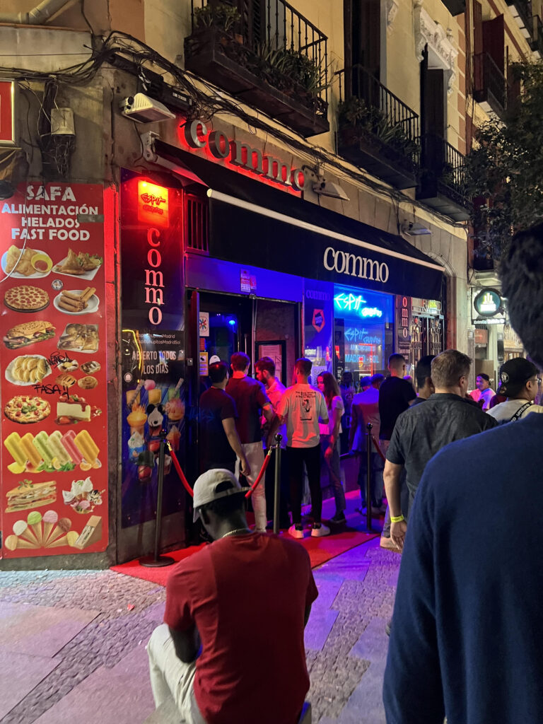 A picture of the outside of a club called 'Commo' in Madrid.