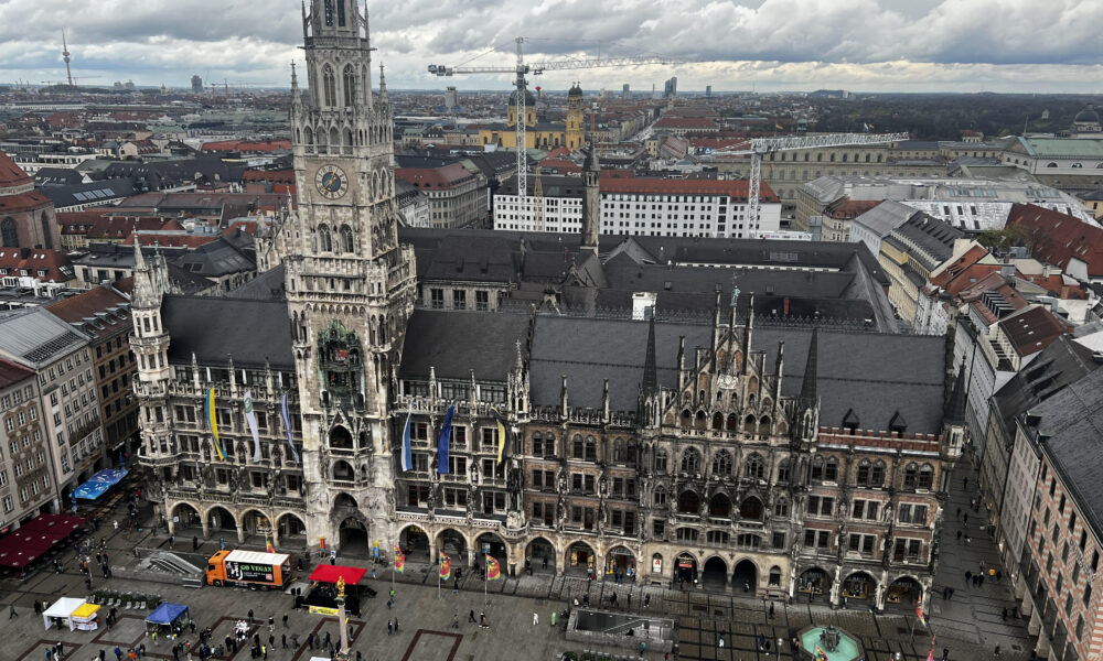 A picture of the Marienplatz in Munich from above.