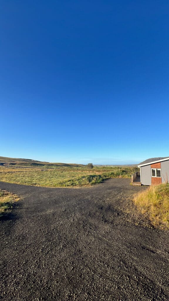 The outside view of the cottage the author stayed at in Flúðir.