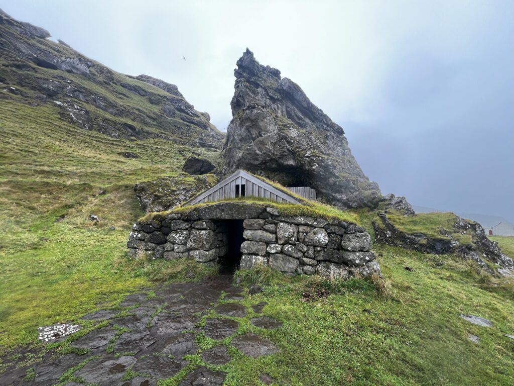 The outside of the Rútshellir man-made cave.